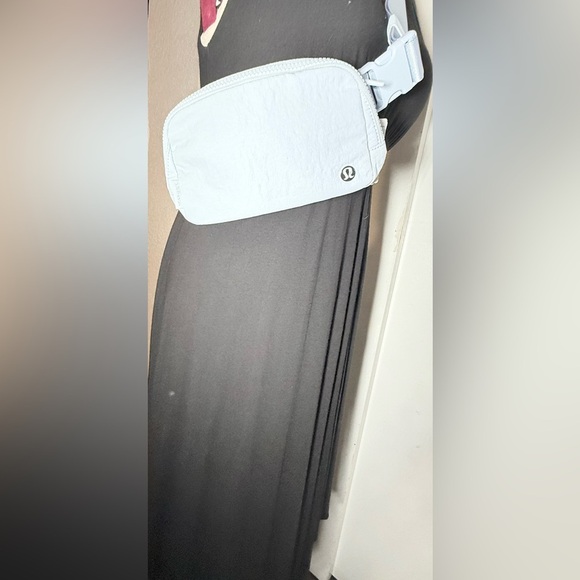 lululemon athletica Solid Everywhere Belt Bag - Picture 2 of 11